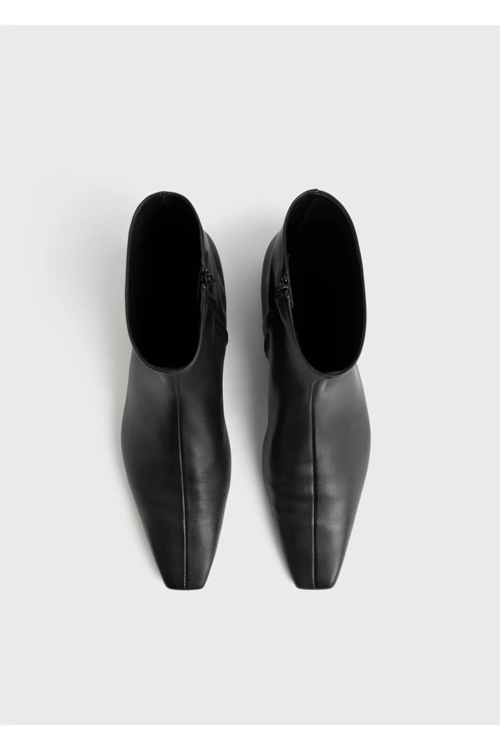 TOTEME 지퍼 레더 첼시 부츠 블랙의 블랙컬러 6번쨰 이미지입니다.