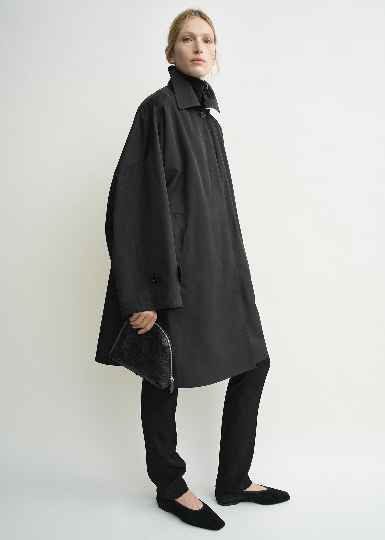 TOTEME 미디엄 그레인드 레더 데이 파우치 블랙의 블랙컬러 1번쨰 이미지입니다.