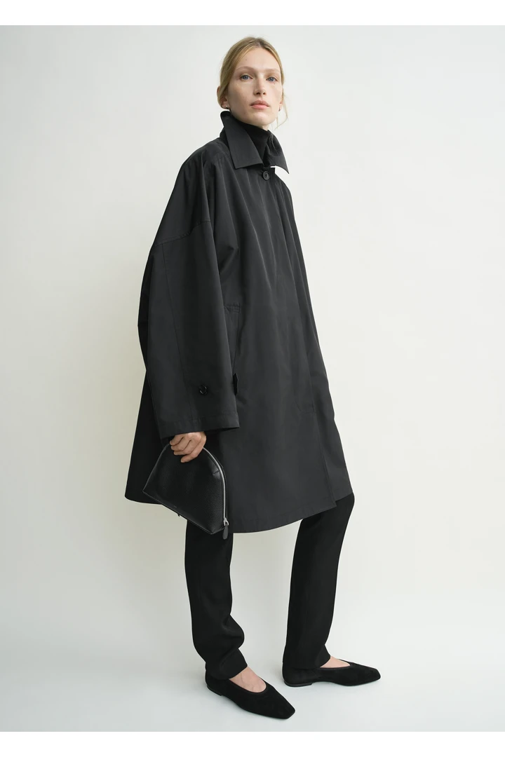 TOTEME 미디엄 그레인드 레더 데이 파우치 블랙의 블랙컬러 1번쨰 이미지입니다.