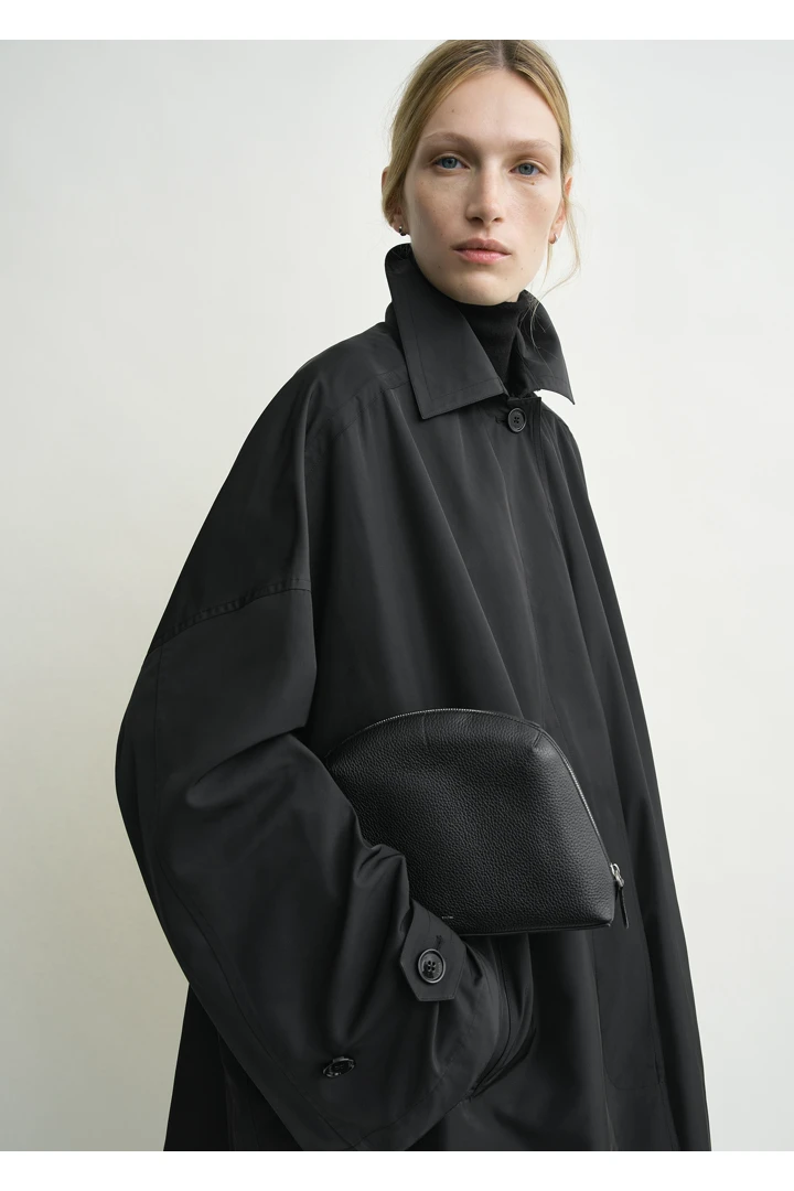 TOTEME 미디엄 그레인드 레더 데이 파우치 블랙의 블랙컬러 2번쨰 이미지입니다.