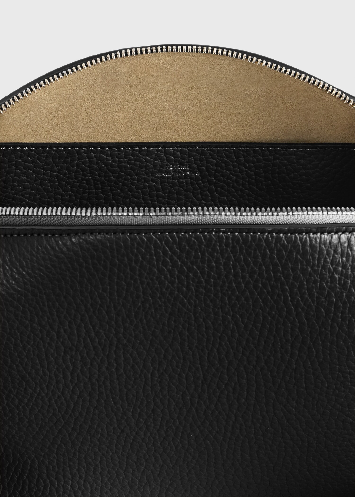 TOTEME 미디엄 그레인드 레더 데이 파우치 블랙의 블랙컬러 3번쨰 이미지입니다.