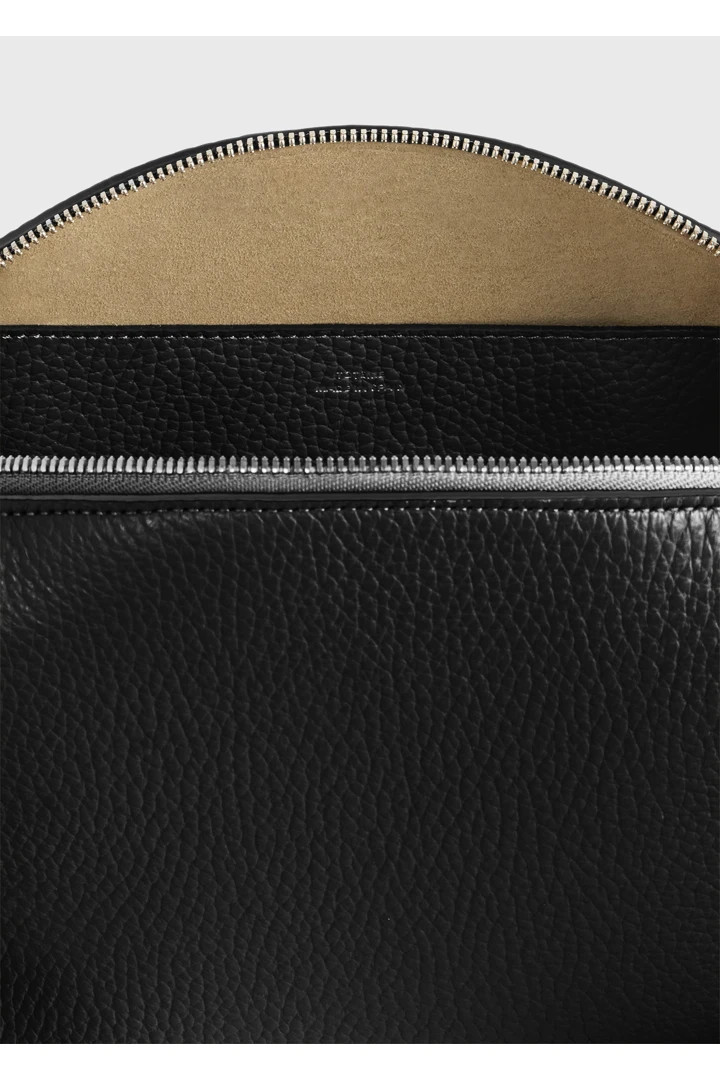 TOTEME 미디엄 그레인드 레더 데이 파우치 블랙의 블랙컬러 3번쨰 이미지입니다.