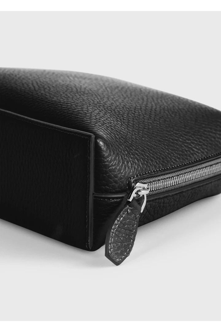 TOTEME 미디엄 그레인드 레더 데이 파우치 블랙의 블랙컬러 4번쨰 이미지입니다.