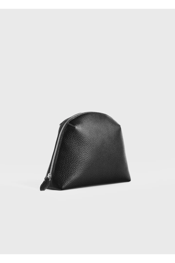 TOTEME 미디엄 그레인드 레더 데이 파우치 블랙의 블랙컬러 5번쨰 이미지입니다.