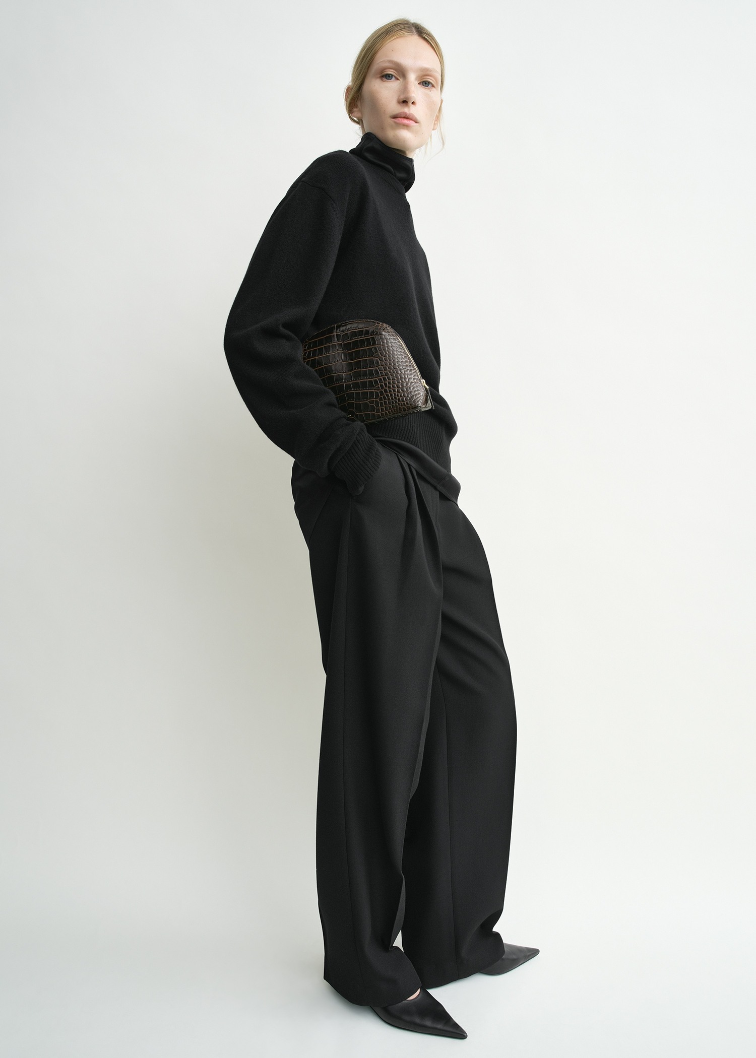 TOTEME 미디엄 크로커 엠보스드 데이 파우치 다크 브라운의 다크 브라운컬러 1번쨰 이미지입니다.