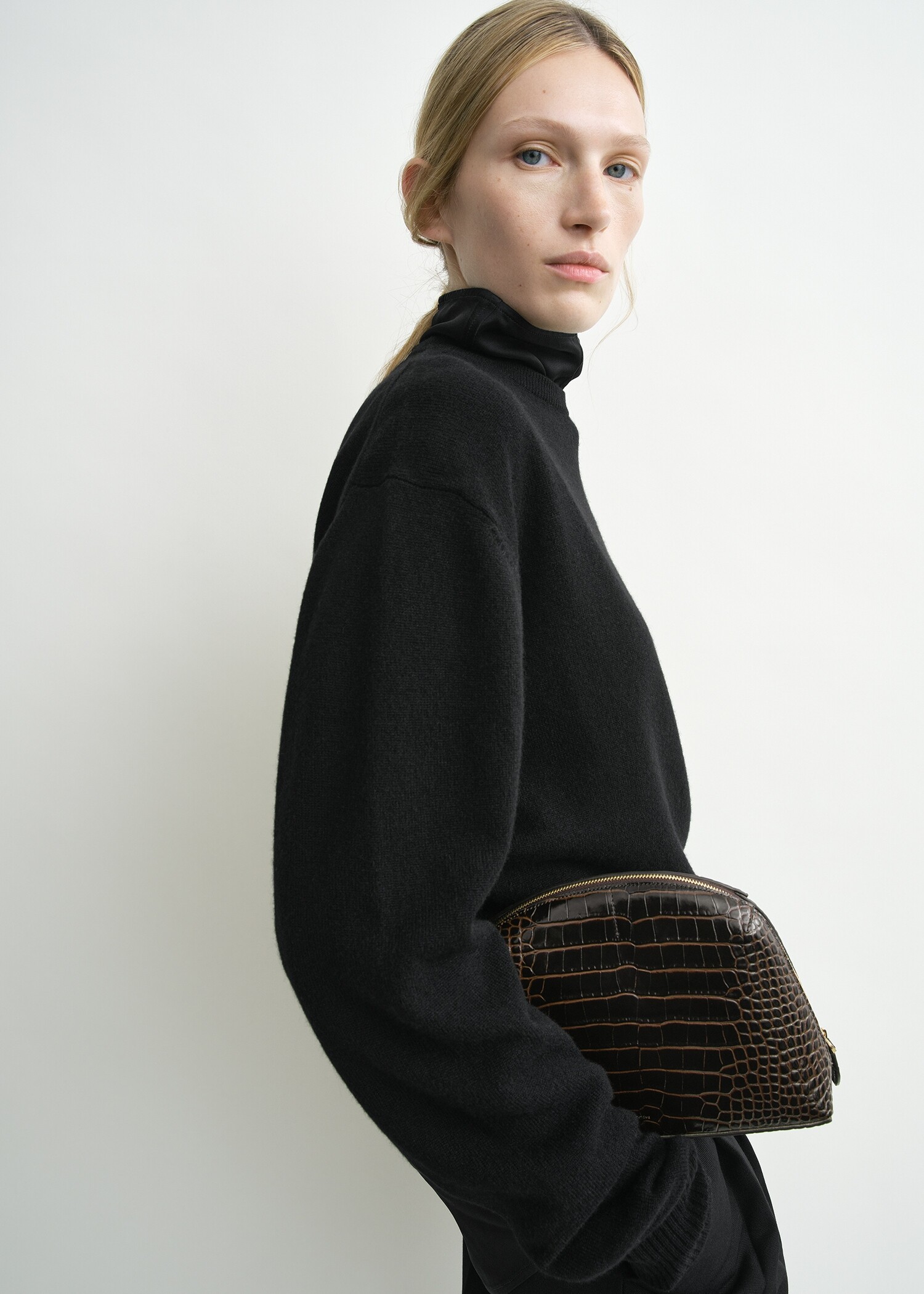 TOTEME 미디엄 크로커 엠보스드 데이 파우치 다크 브라운의 다크 브라운컬러 2번쨰 이미지입니다.