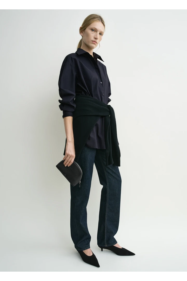 TOTEME 스몰 그레인드 레더 데이 파우치 블랙의 블랙컬러 1번쨰 이미지입니다.