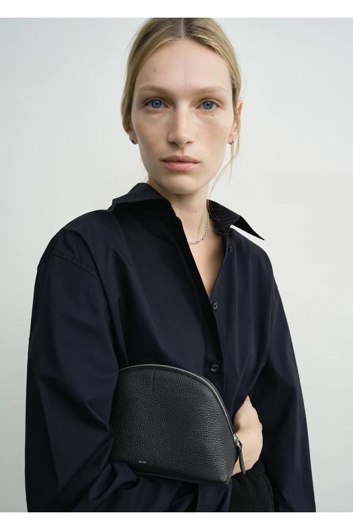 TOTEME 스몰 그레인드 레더 데이 파우치 블랙의 블랙컬러 2번쨰 이미지입니다.