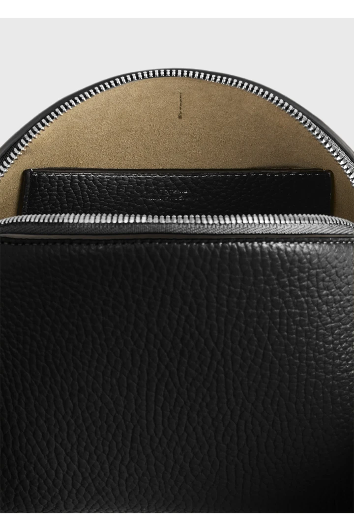 TOTEME 스몰 그레인드 레더 데이 파우치 블랙의 블랙컬러 3번쨰 이미지입니다.