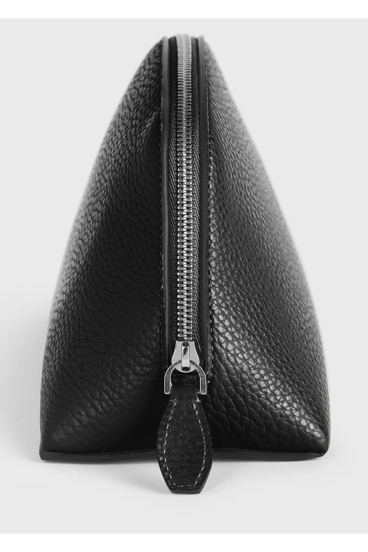 TOTEME 스몰 그레인드 레더 데이 파우치 블랙의 블랙컬러 4번쨰 이미지입니다.