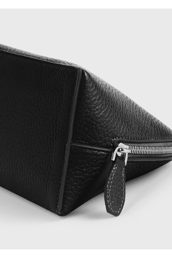 TOTEME 스몰 그레인드 레더 데이 파우치 블랙의 블랙컬러 5번쨰 이미지입니다.