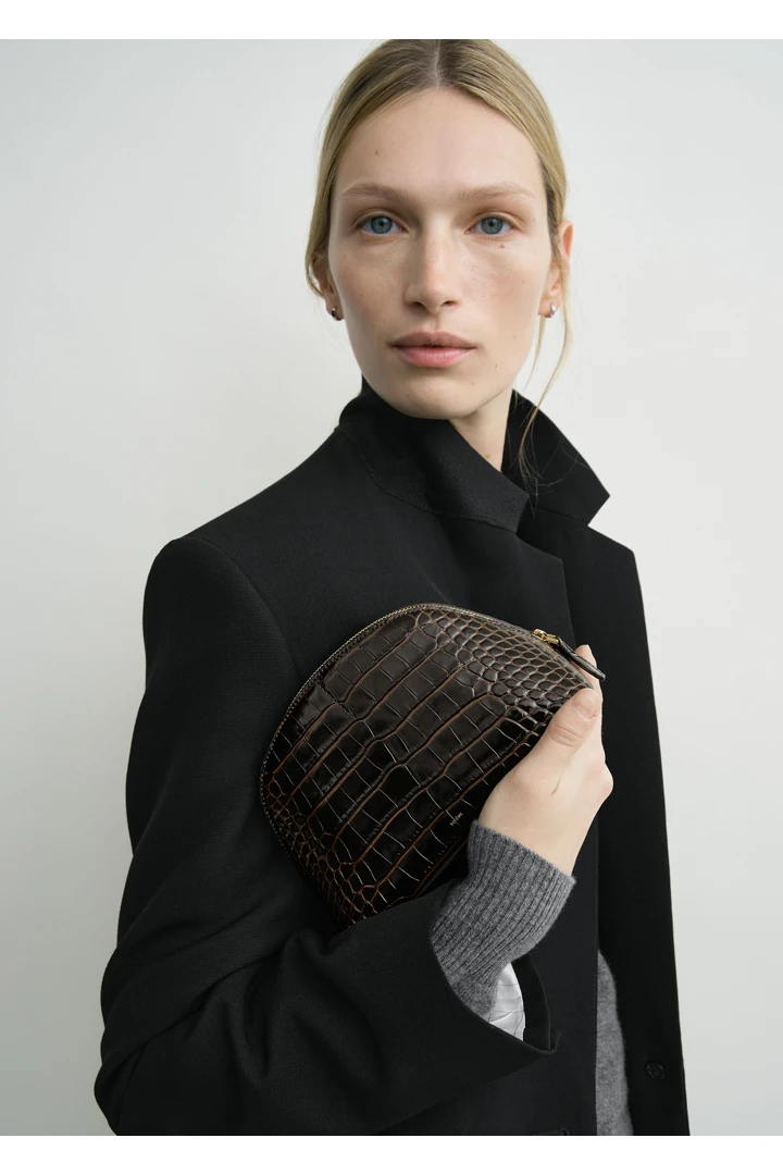 TOTEME 스몰 크로커 엠보스드 데이 파우치 다크 브라운의 다크 브라운컬러 2번쨰 이미지입니다.