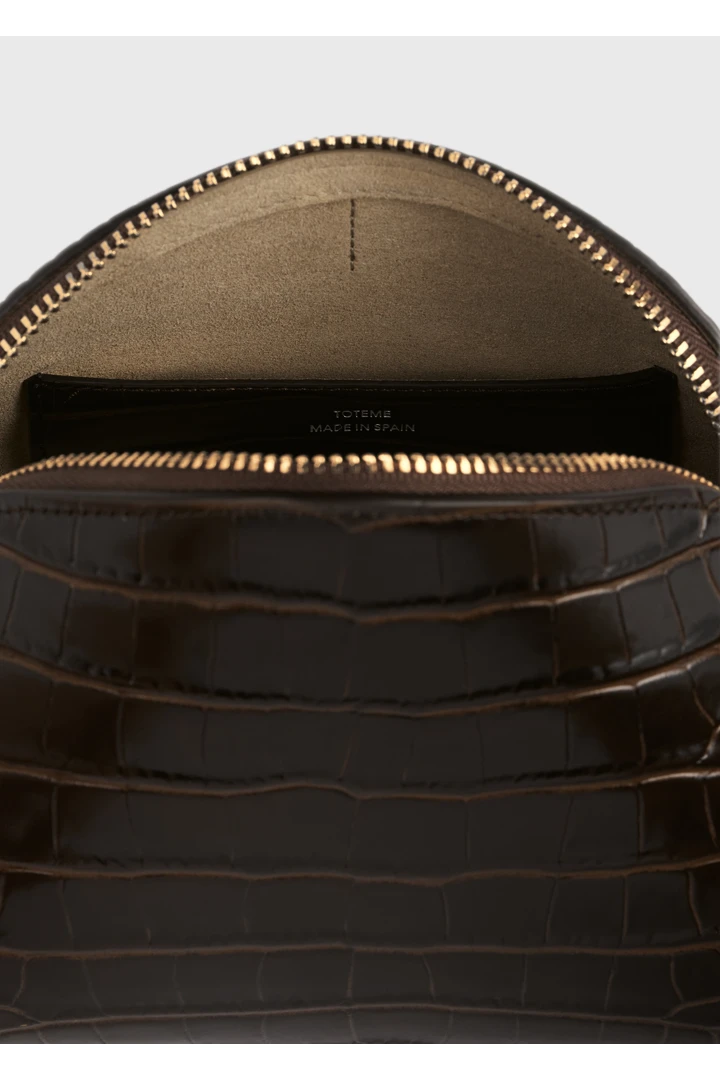 TOTEME 스몰 크로커 엠보스드 데이 파우치 다크 브라운의 다크 브라운컬러 3번쨰 이미지입니다.