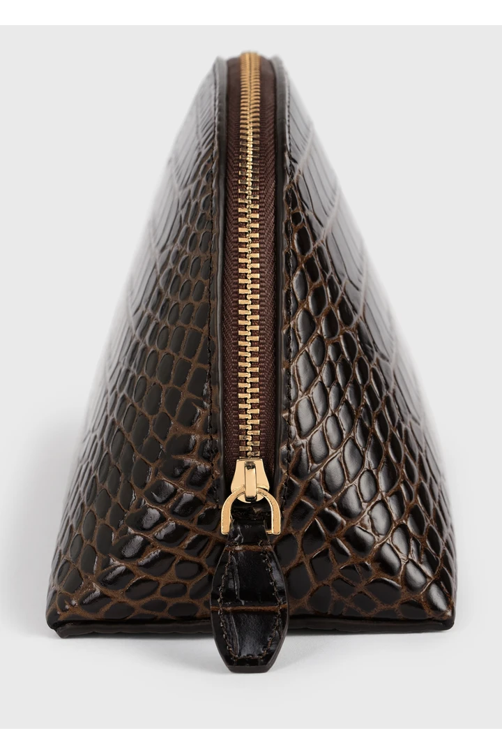 TOTEME 스몰 크로커 엠보스드 데이 파우치 다크 브라운의 다크 브라운컬러 4번쨰 이미지입니다.