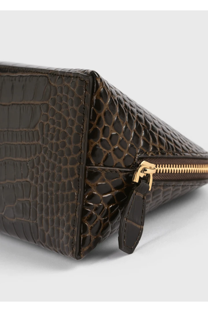 TOTEME 스몰 크로커 엠보스드 데이 파우치 다크 브라운의 다크 브라운컬러 5번쨰 이미지입니다.