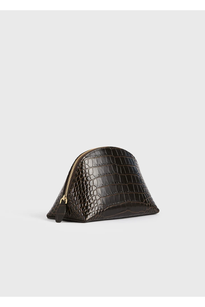 TOTEME 스몰 크로커 엠보스드 데이 파우치 다크 브라운의 다크 브라운컬러 6번쨰 이미지입니다.