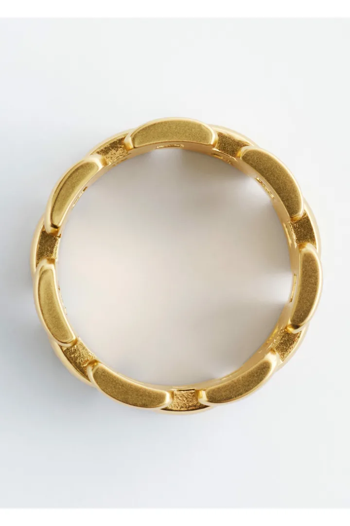 앤아더스토리즈 청키 체인 링의 골드컬러 Product입니다.