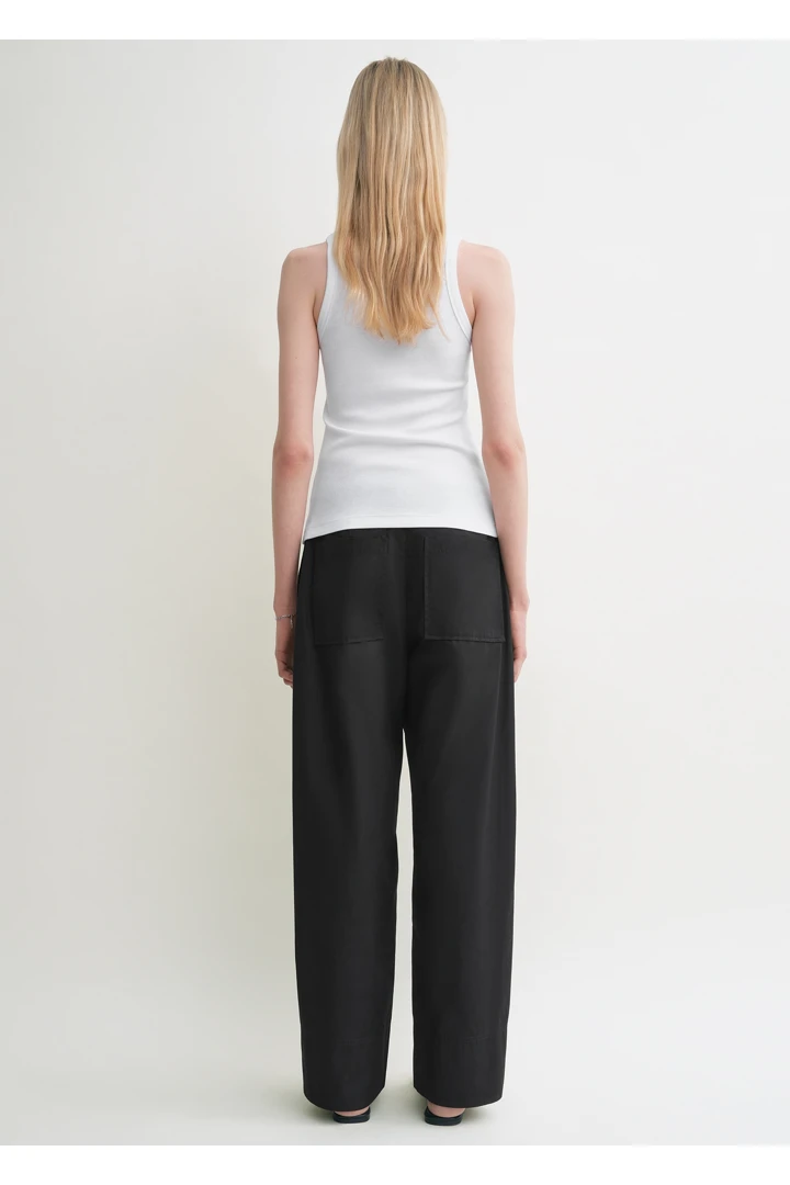 TOTEME 커브드 립 탱크탑 화이트의 화이트컬러 2번쨰 이미지입니다.