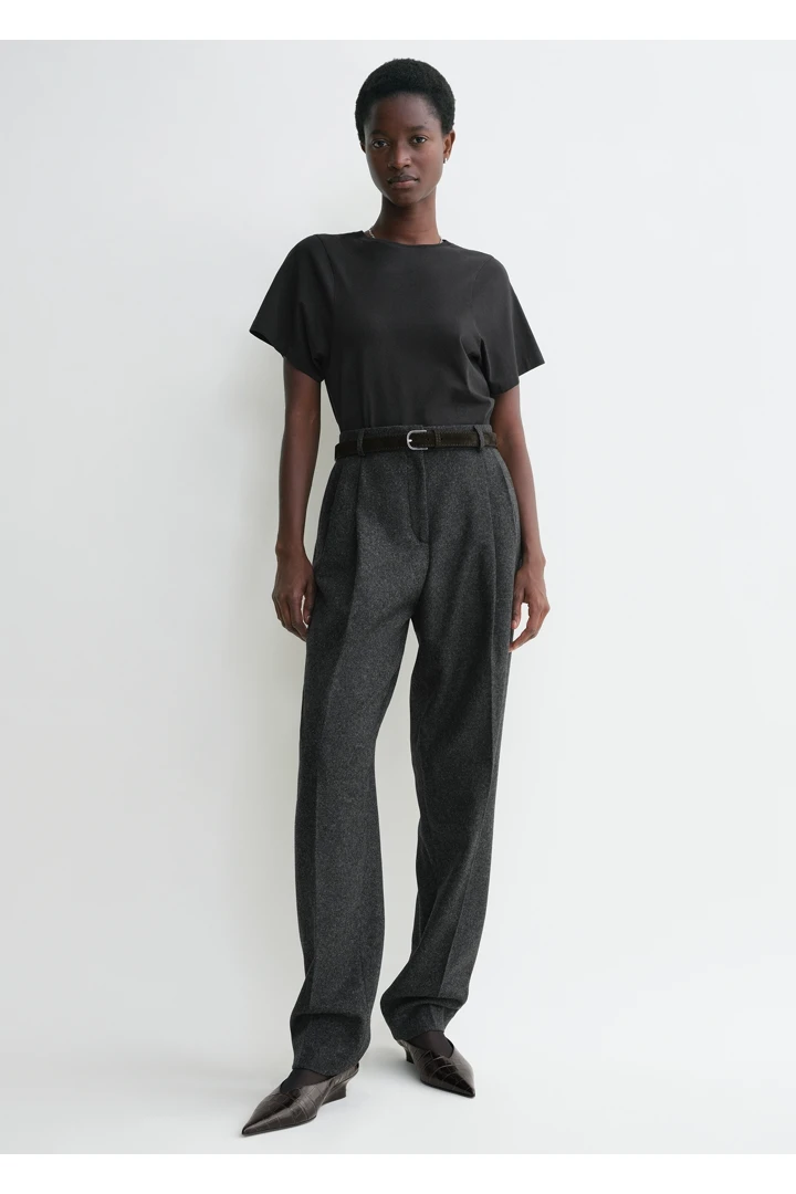 TOTEME 커브드 심 티셔츠 블랙의 블랙컬러 0번쨰 이미지입니다.