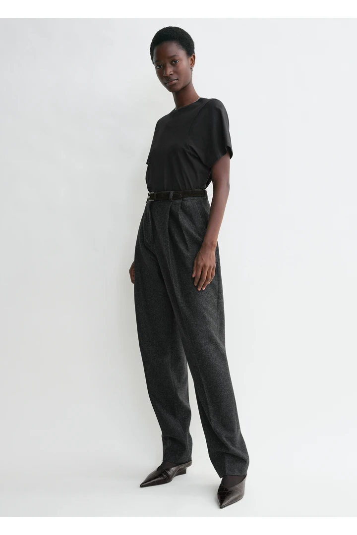 TOTEME 커브드 심 티셔츠 블랙의 블랙컬러 1번쨰 이미지입니다.