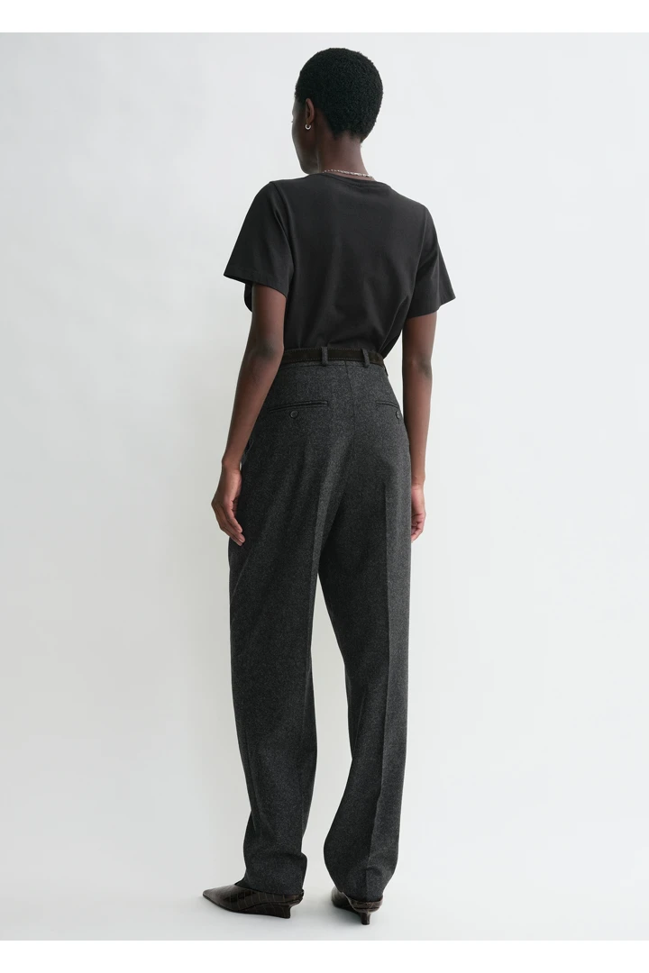 TOTEME 커브드 심 티셔츠 블랙의 블랙컬러 2번쨰 이미지입니다.