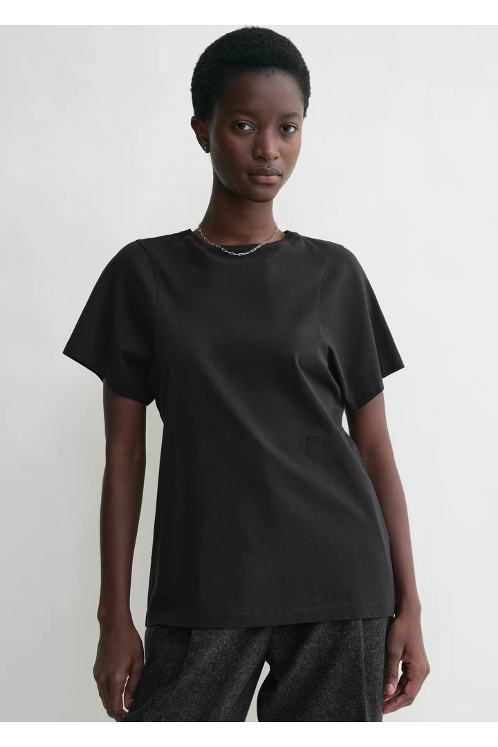 TOTEME 커브드 심 티셔츠 블랙의 블랙컬러 3번쨰 이미지입니다.