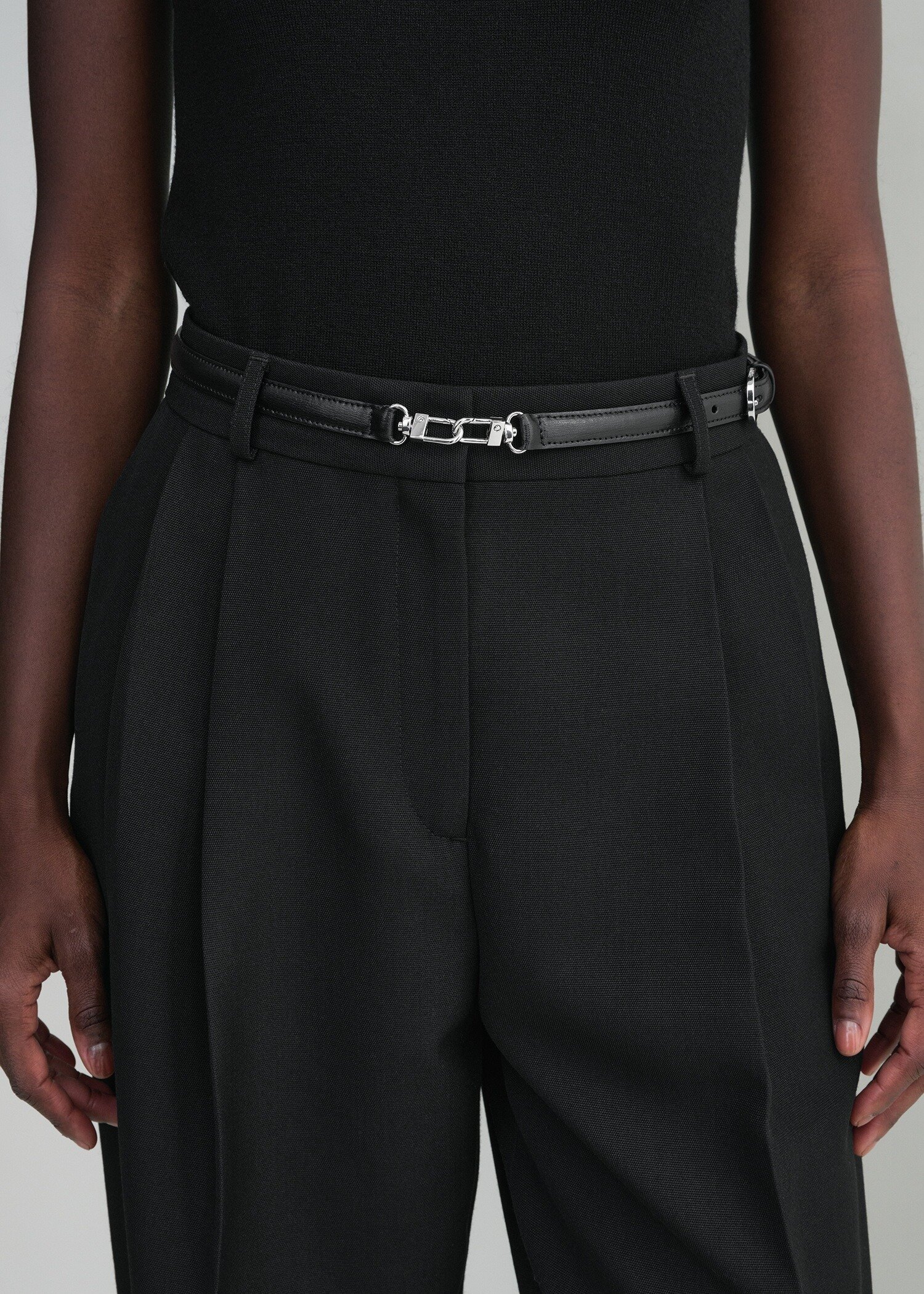 TOTEME 더블 클래스프 레더 벨트 블랙의 블랙컬러 1번쨰 이미지입니다.