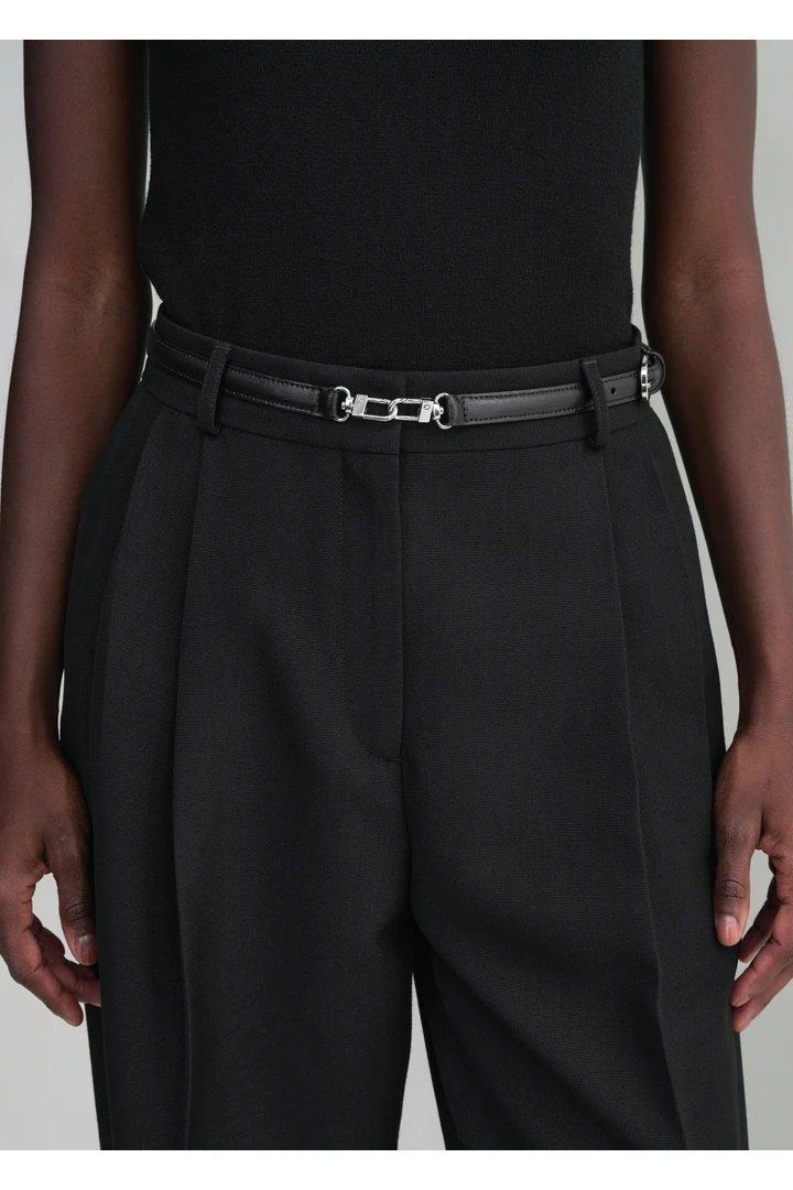 TOTEME 더블 클래스프 레더 벨트 블랙의 블랙컬러 1번쨰 이미지입니다.