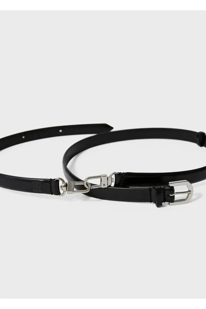 TOTEME 더블 클래스프 레더 벨트 블랙의 블랙컬러 3번쨰 이미지입니다.