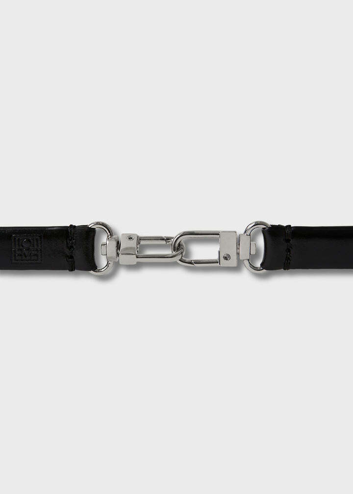 TOTEME 더블 클래스프 레더 벨트 블랙의 블랙컬러 4번쨰 이미지입니다.