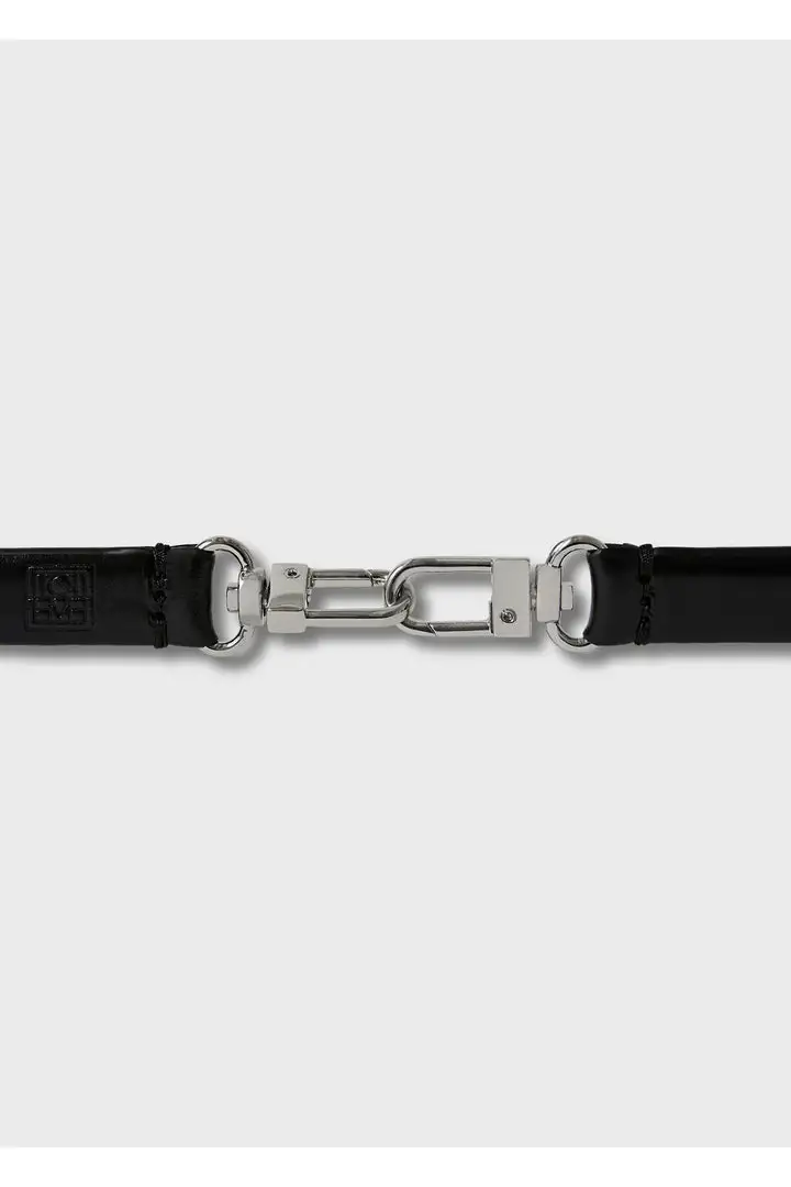 TOTEME 더블 클래스프 레더 벨트 블랙의 블랙컬러 4번쨰 이미지입니다.