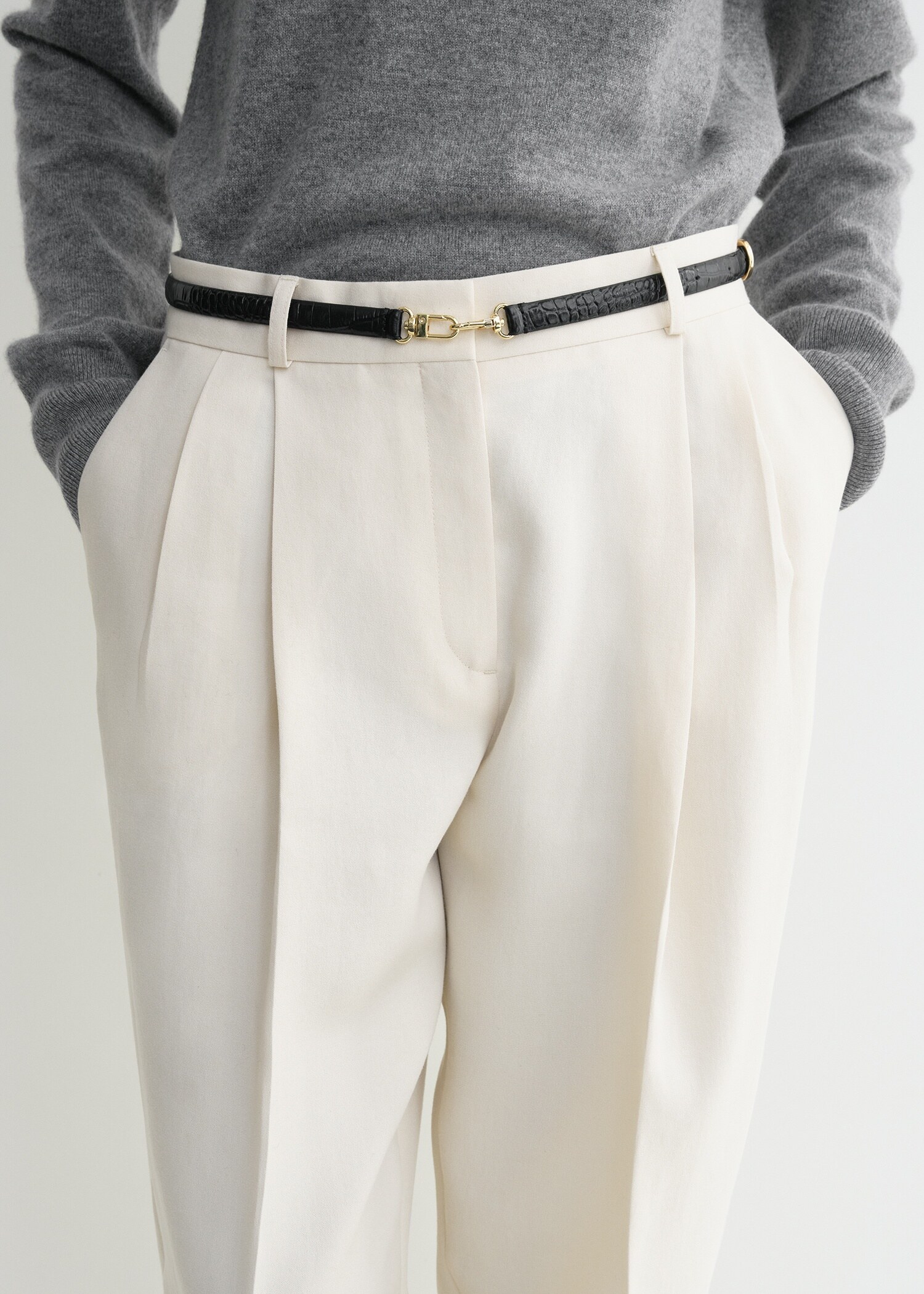 TOTEME 더블 클래스프 레더 벨트 블랙 크로코의 블랙 크로코컬러 1번쨰 이미지입니다.