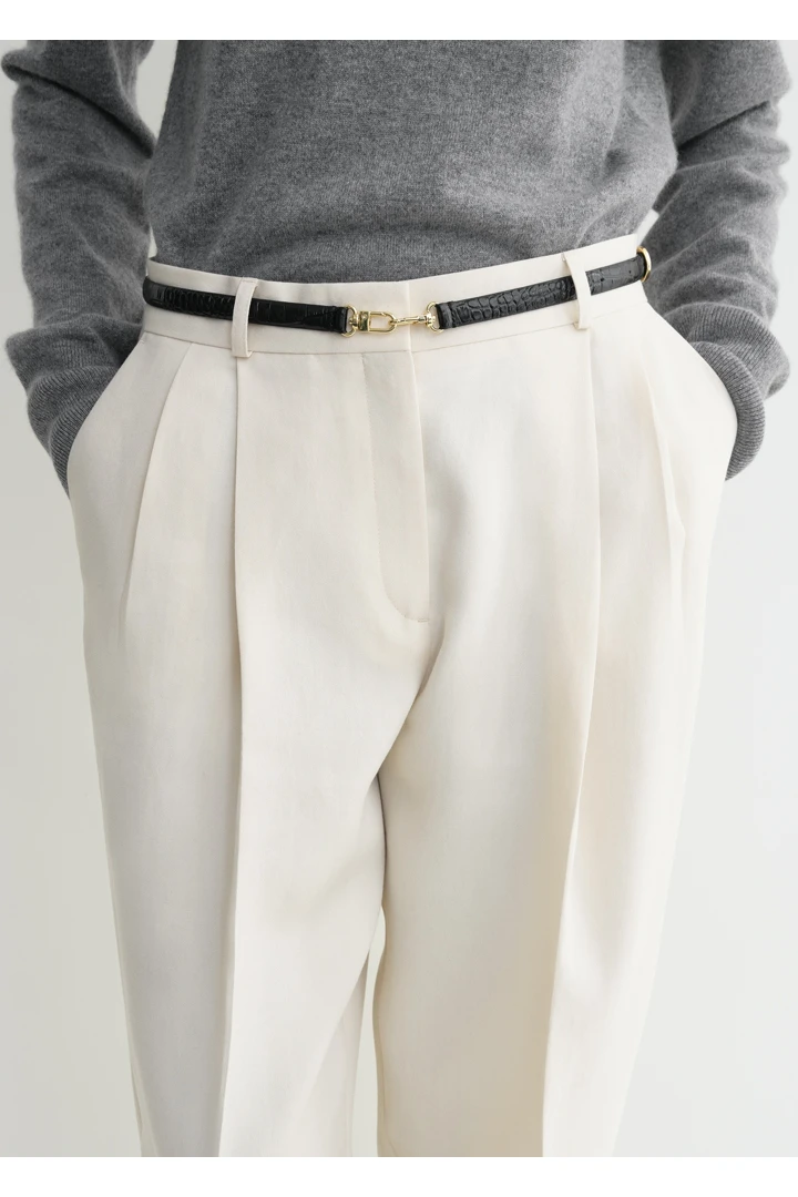 TOTEME 더블 클래스프 레더 벨트 블랙 크로코의 블랙 크로코컬러 1번쨰 이미지입니다.