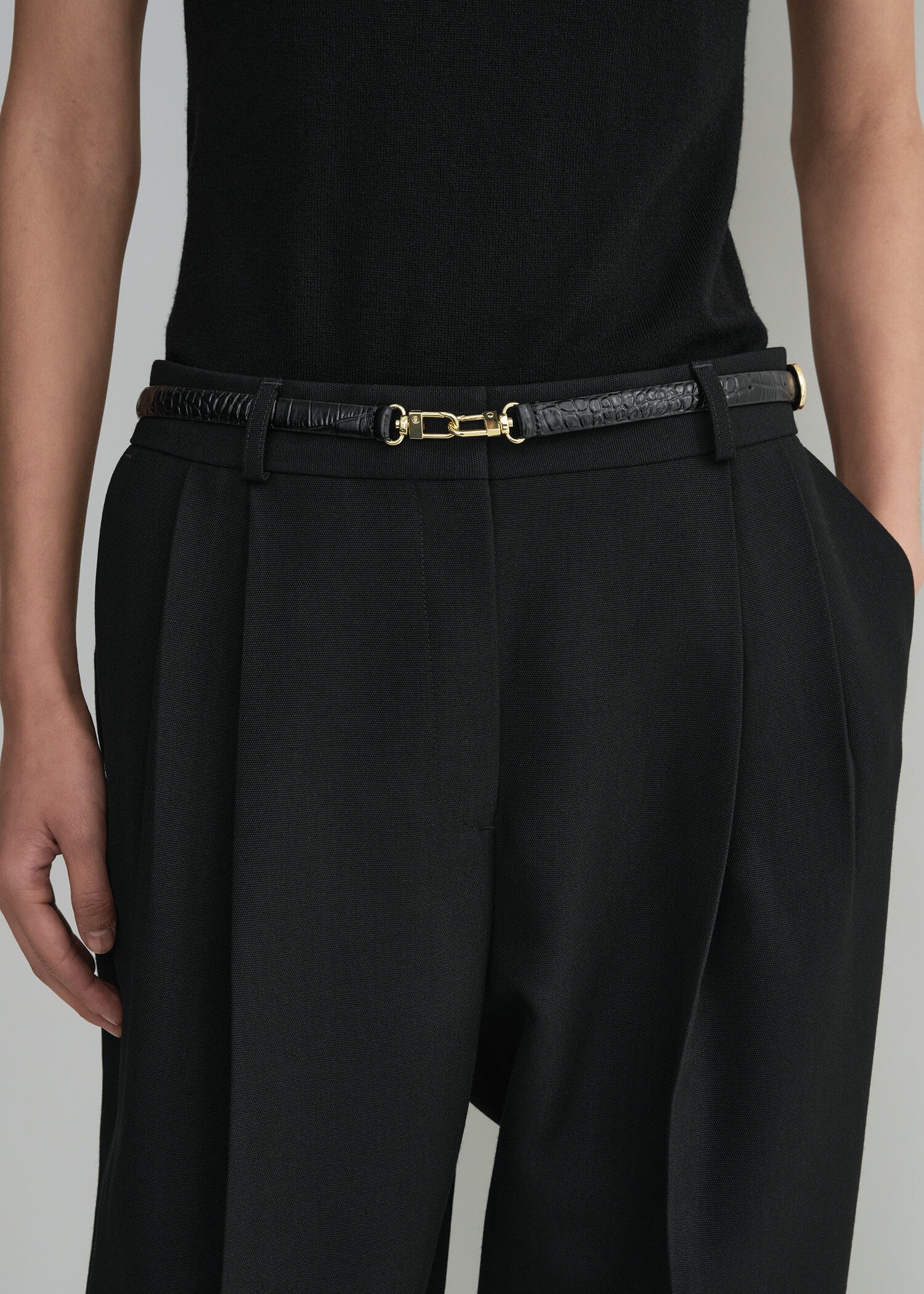 TOTEME 더블 클래스프 레더 벨트 블랙 크로코의 블랙 크로코컬러 2번쨰 이미지입니다.