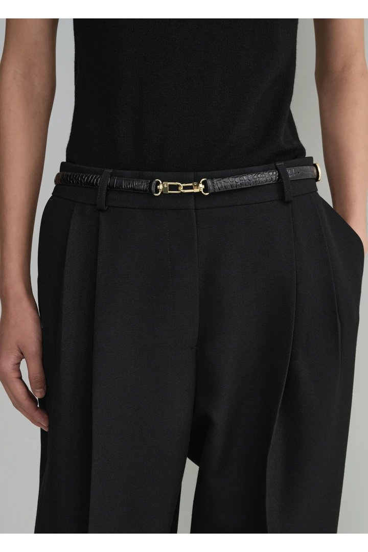 TOTEME 더블 클래스프 레더 벨트 블랙 크로코의 블랙 크로코컬러 2번쨰 이미지입니다.