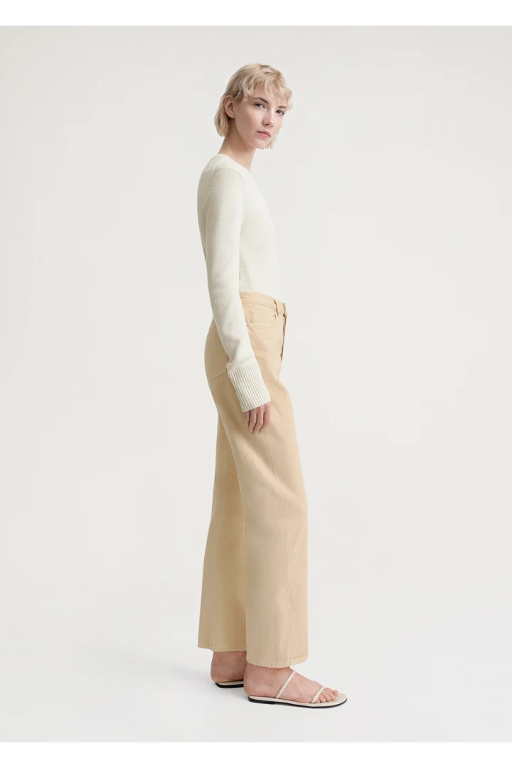 TOTEME 트위스티드 심 데님 풀 렝스 워시드 베이지의 워시드 베이지컬러 1번쨰 이미지입니다.