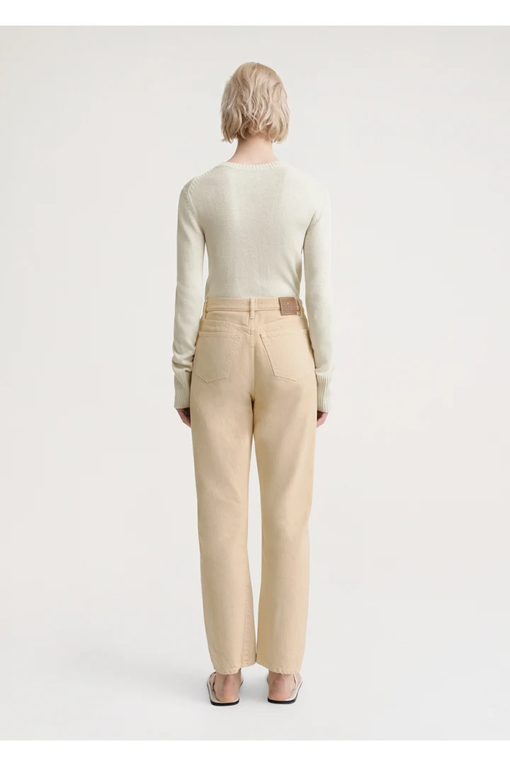 TOTEME 트위스티드 심 데님 풀 렝스 워시드 베이지의 워시드 베이지컬러 2번쨰 이미지입니다.