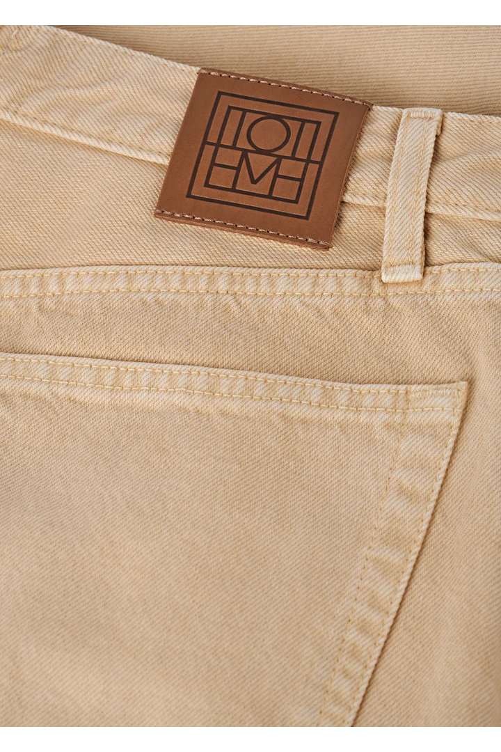 TOTEME 트위스티드 심 데님 풀 렝스 워시드 베이지의 워시드 베이지컬러 4번쨰 이미지입니다.