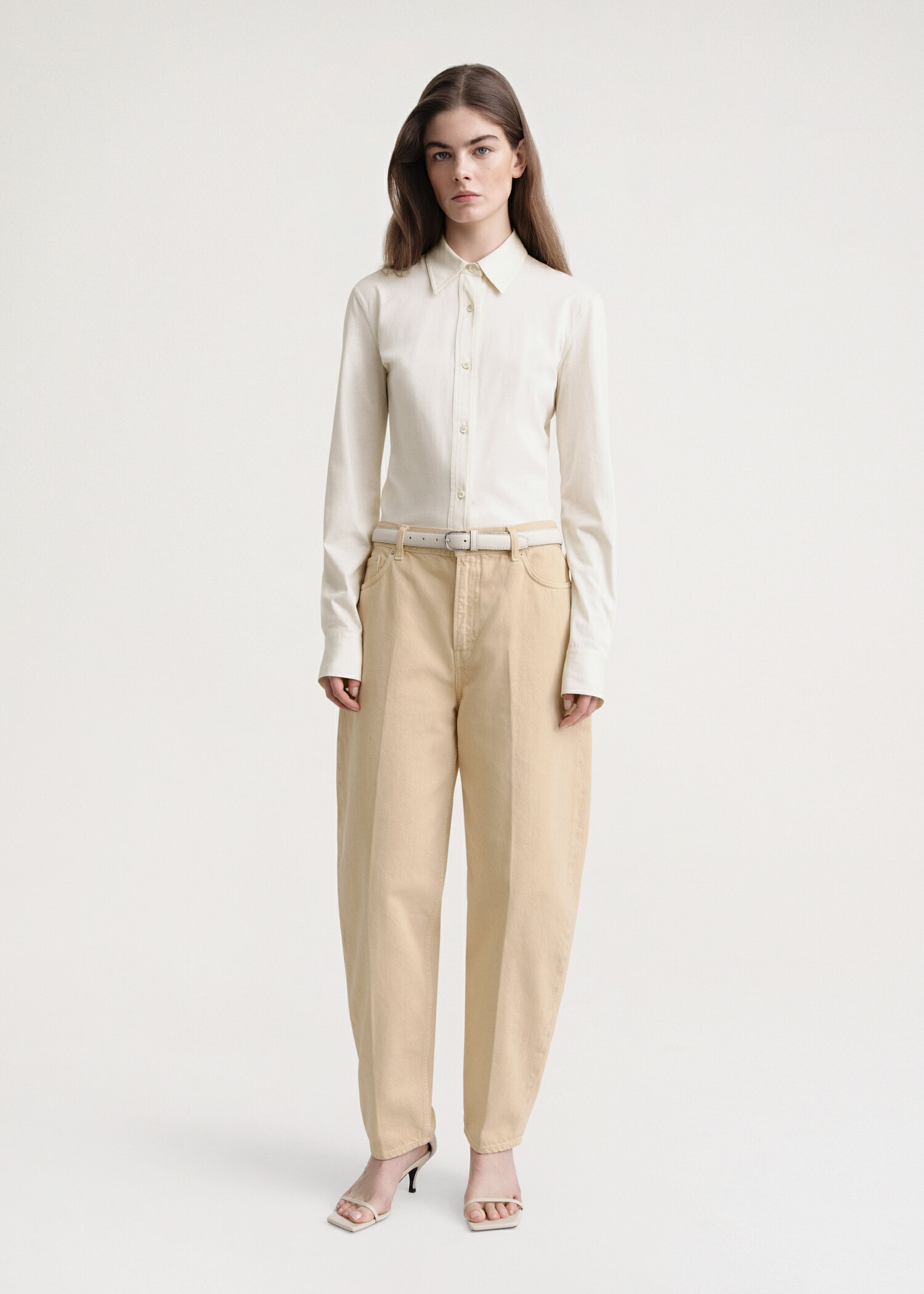 TOTEME 와이드 테이퍼드 레그 데님 워시드 베이지의 워시드 베이지컬러 0번쨰 이미지입니다.