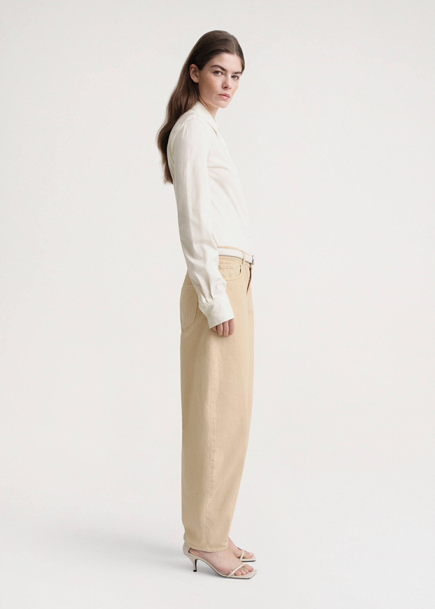 TOTEME 와이드 테이퍼드 레그 데님 워시드 베이지의 워시드 베이지컬러 1번쨰 이미지입니다.