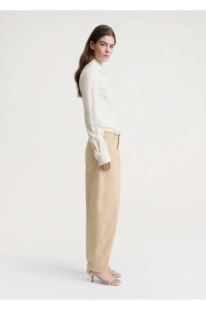 TOTEME 와이드 테이퍼드 레그 데님 워시드 베이지의 워시드 베이지컬러 1번쨰 이미지입니다.