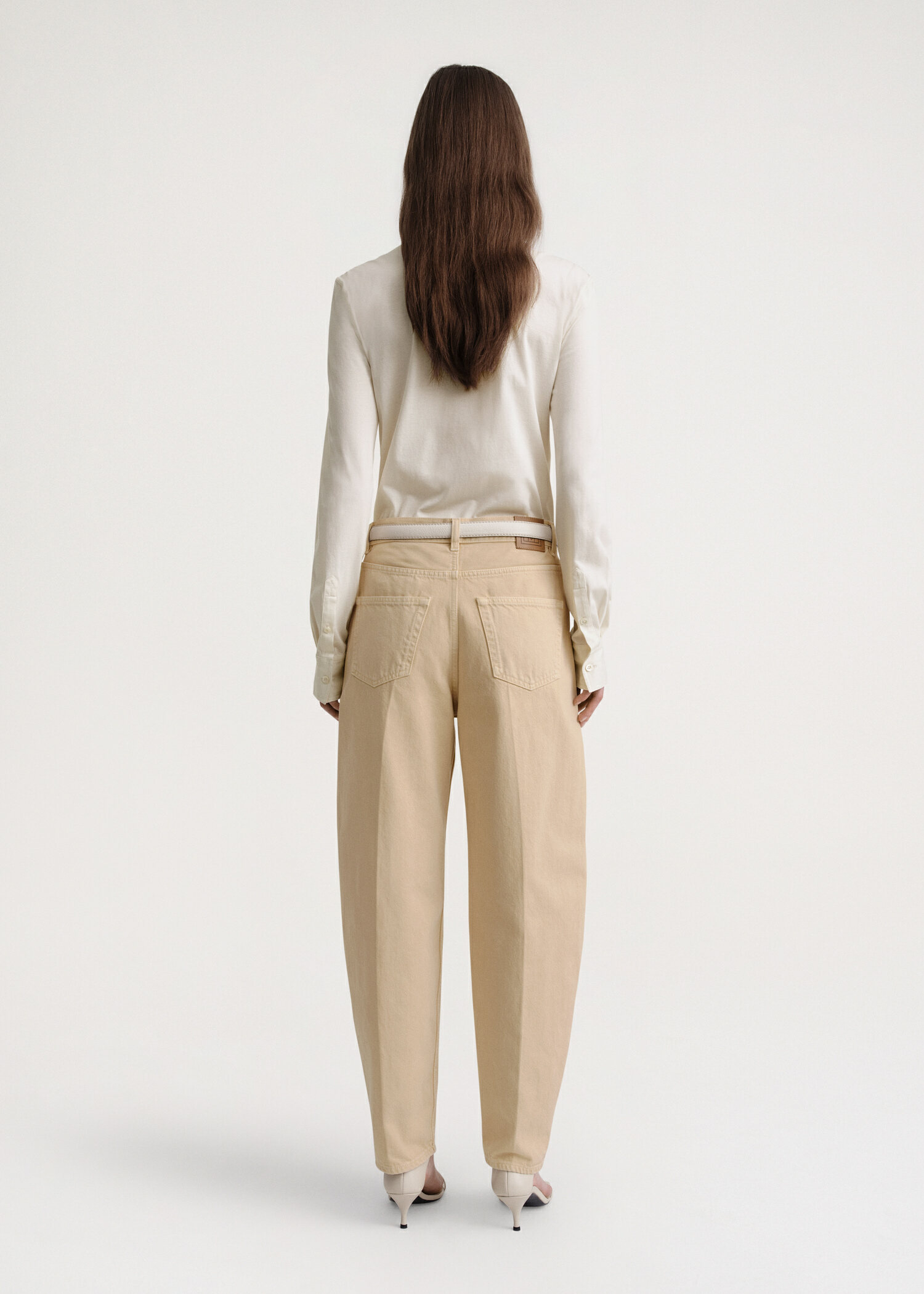 TOTEME 와이드 테이퍼드 레그 데님 워시드 베이지의 워시드 베이지컬러 2번쨰 이미지입니다.