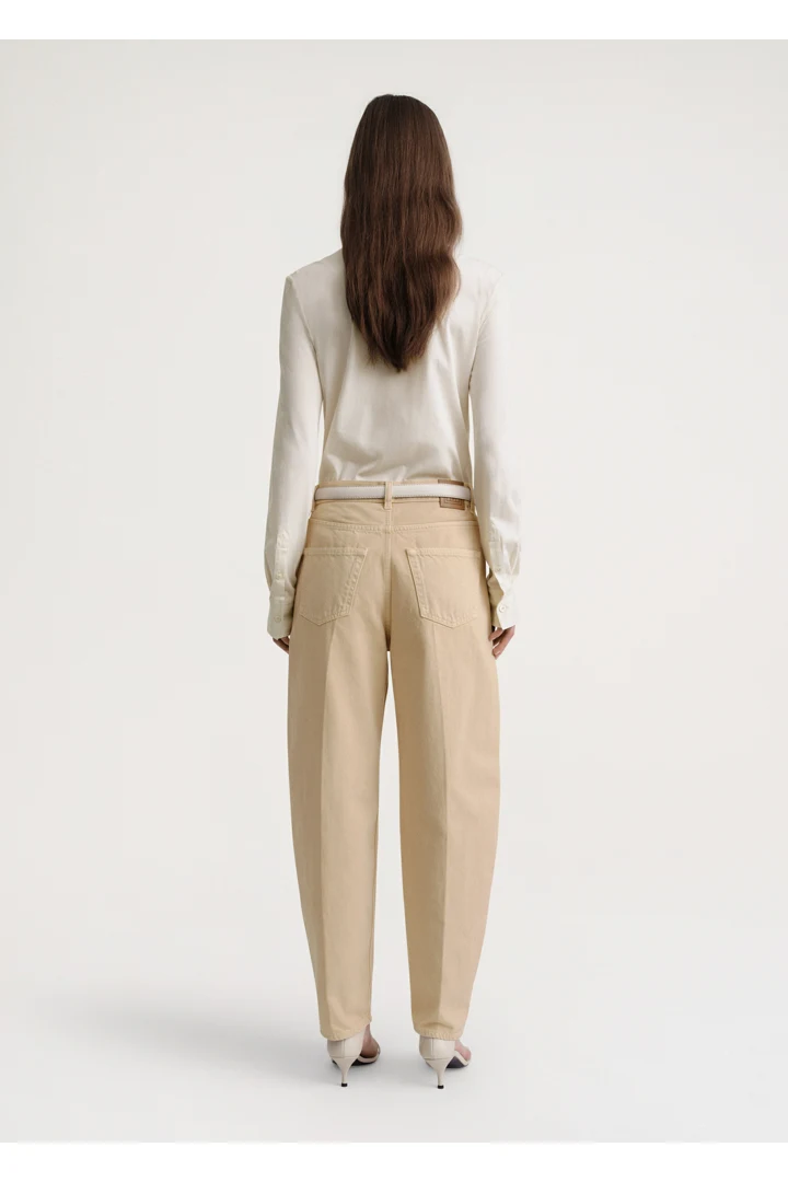 TOTEME 와이드 테이퍼드 레그 데님 워시드 베이지의 워시드 베이지컬러 2번쨰 이미지입니다.