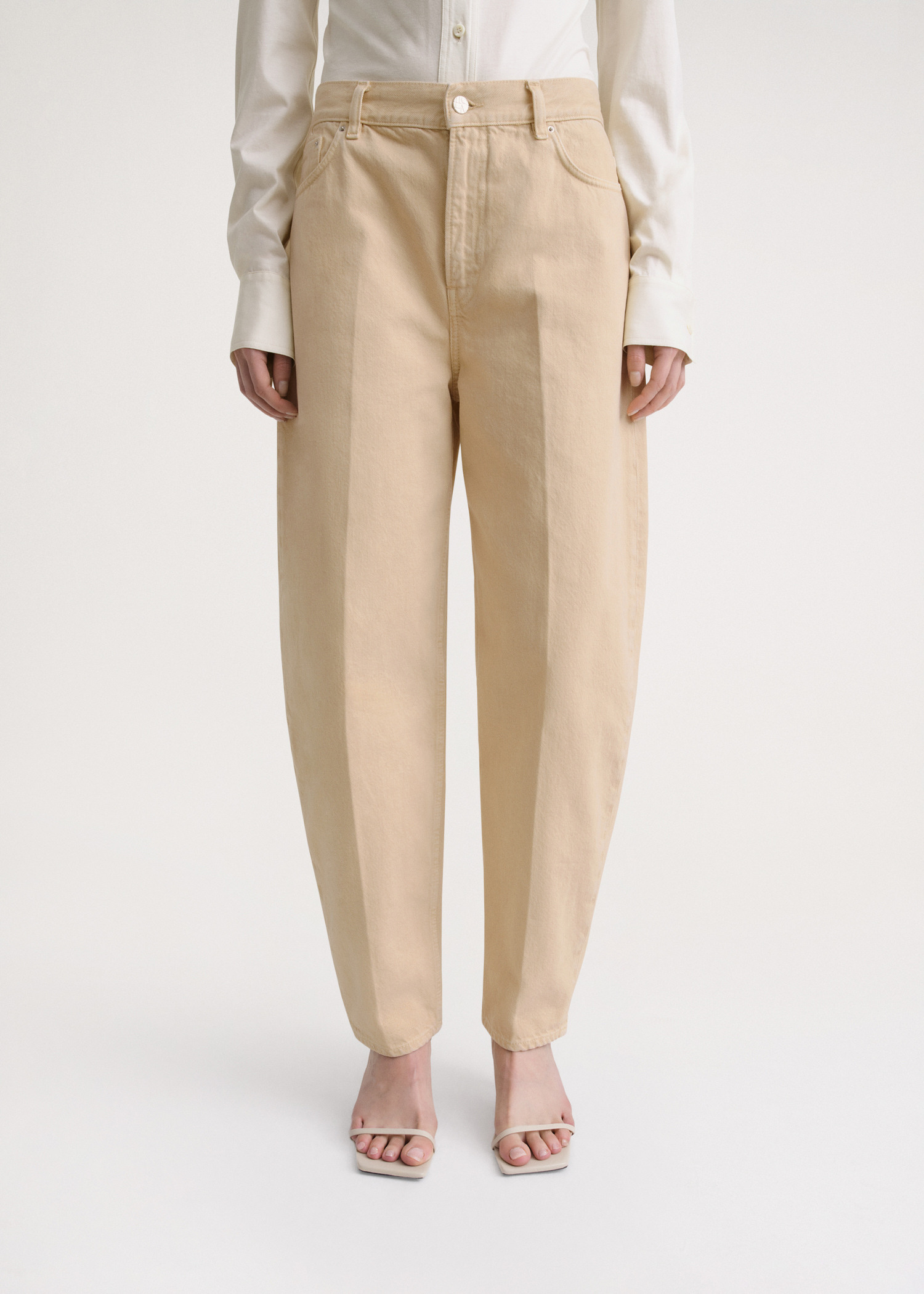 TOTEME 와이드 테이퍼드 레그 데님 워시드 베이지의 워시드 베이지컬러 3번쨰 이미지입니다.