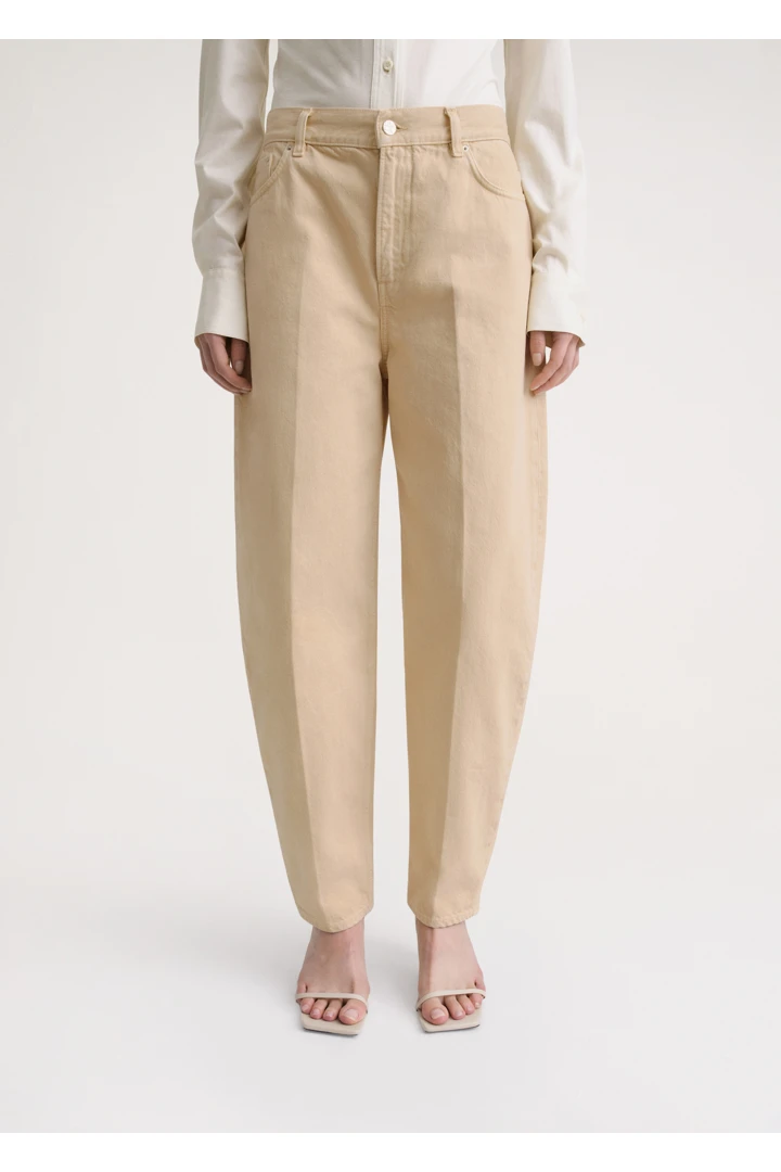 TOTEME 와이드 테이퍼드 레그 데님 워시드 베이지의 워시드 베이지컬러 3번쨰 이미지입니다.