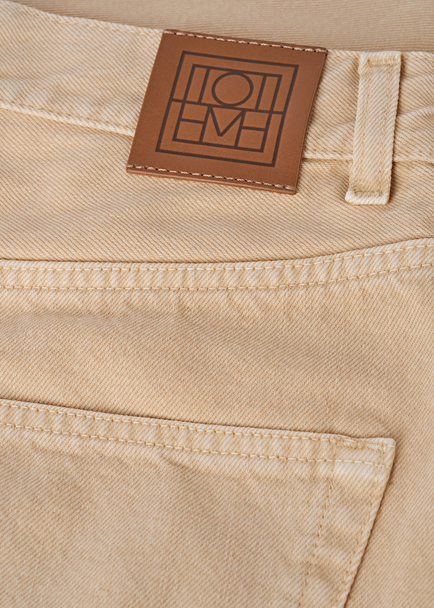 TOTEME 와이드 테이퍼드 레그 데님 워시드 베이지의 워시드 베이지컬러 4번쨰 이미지입니다.