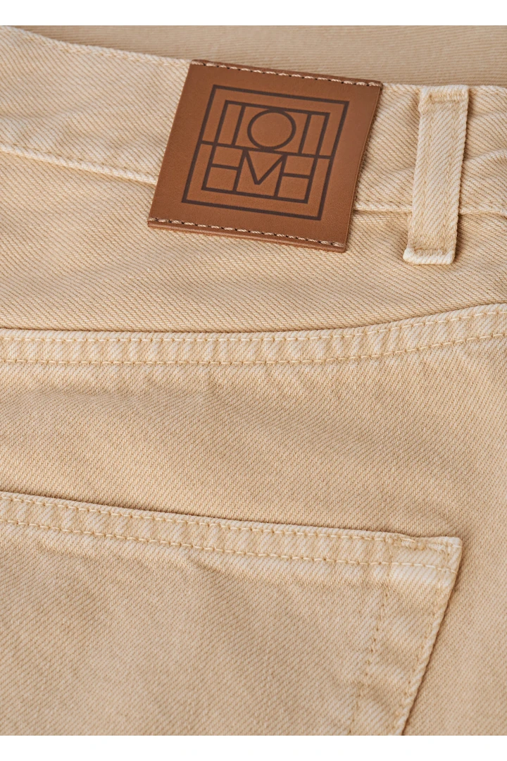 TOTEME 와이드 테이퍼드 레그 데님 워시드 베이지의 워시드 베이지컬러 4번쨰 이미지입니다.