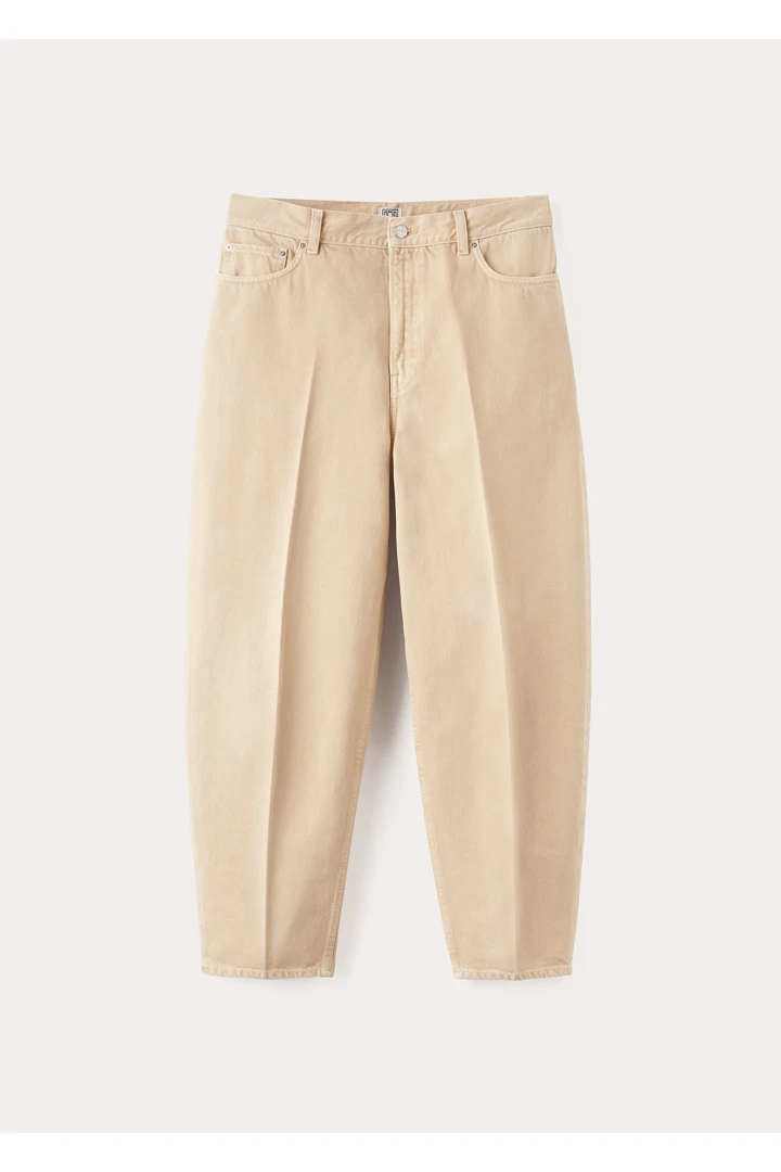 TOTEME 와이드 테이퍼드 레그 데님 워시드 베이지의 워시드 베이지컬러 5번쨰 이미지입니다.