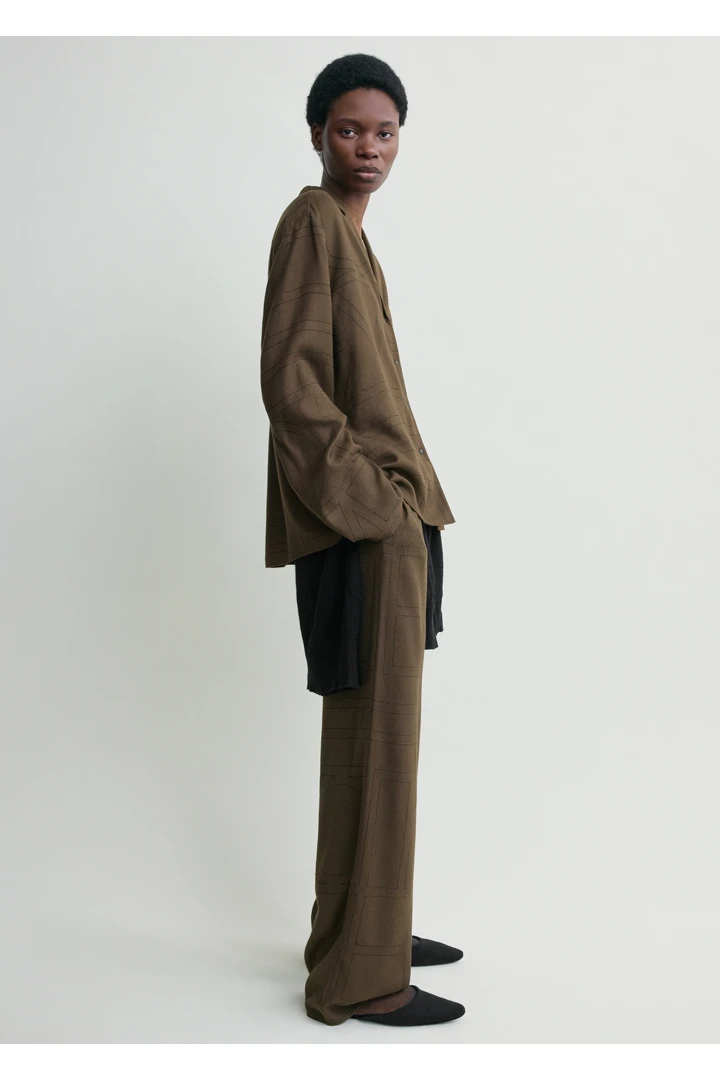 TOTEME 모노그램 플란넬 파자마 탑 다크 브라운의 다크 브라운컬러 1번쨰 이미지입니다.