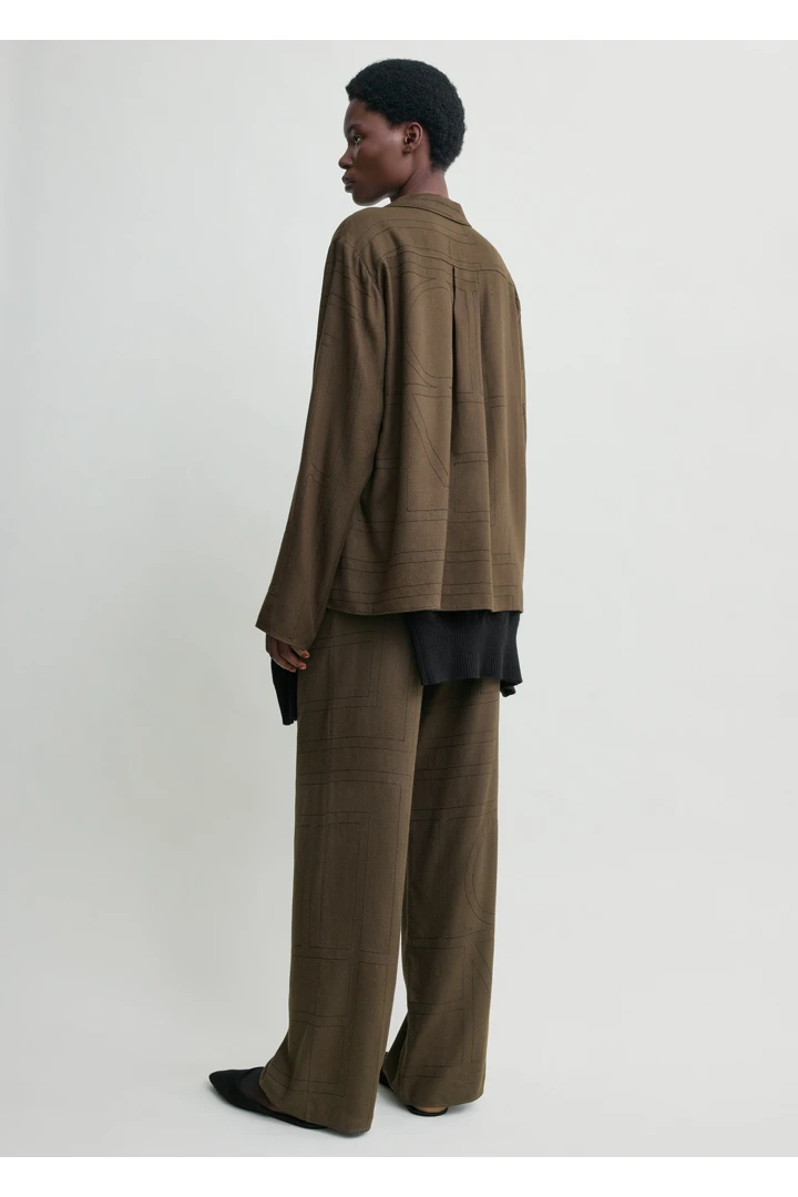 TOTEME 모노그램 플란넬 파자마 탑 다크 브라운의 다크 브라운컬러 2번쨰 이미지입니다.